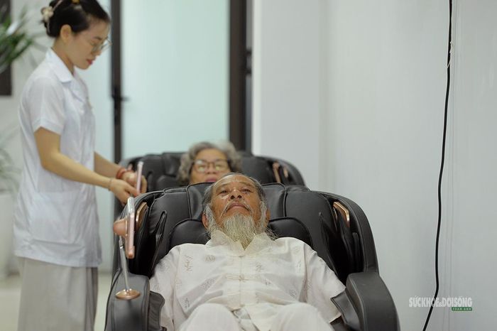 Người cao tuổi thư giãn bằng thiết bị hỗ trợ. Ảnh: Tuấn Anh