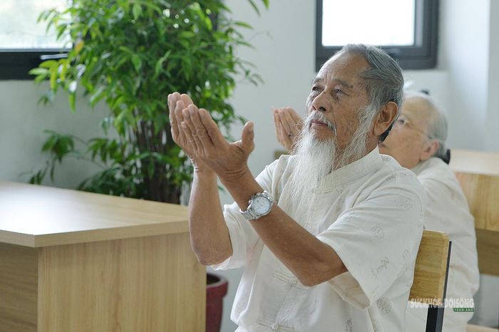 Các cụ tập với tạ tay nhẹ, phù hợp thể trạng. Ảnh: Tuấn Anh