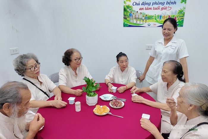 Người cao tuổi quây quần trong giờ ăn nhẹ. Ảnh: Tuấn Anh
