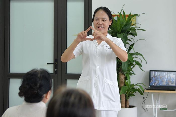 ThS Y tế cộng đồng Trần Thị Thủy hướng dẫn người cao tuổi thực hiện các động tác vận động, rèn luyện sức khỏe. Ảnh: Tuấn Anh