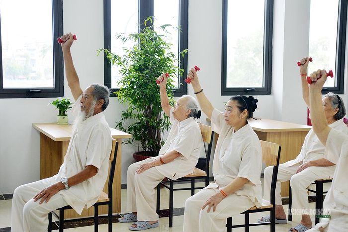 Người cao tuổi hào hứng trong giờ luyện tập. Ảnh: Tuấn Anh