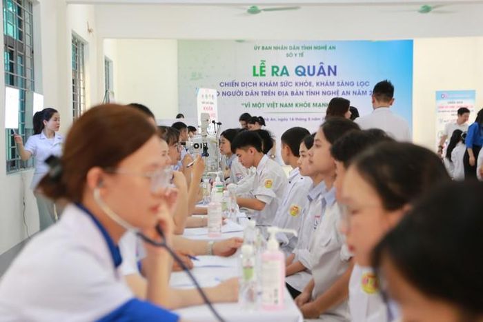 Học sinh được khám, kiểm tra sức khỏe định kỳ, góp phần phát hiện sớm các vấn đề sức khỏe và chăm sóc sức khỏe học đường. ẢNH: V. Đồng