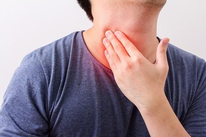Sau phẫu thuật tuyến giáp, người bệnh không nên chủ quan với các biểu hiện như tê quanh miệng, tê đầu ngón tay. Ảnh M. H