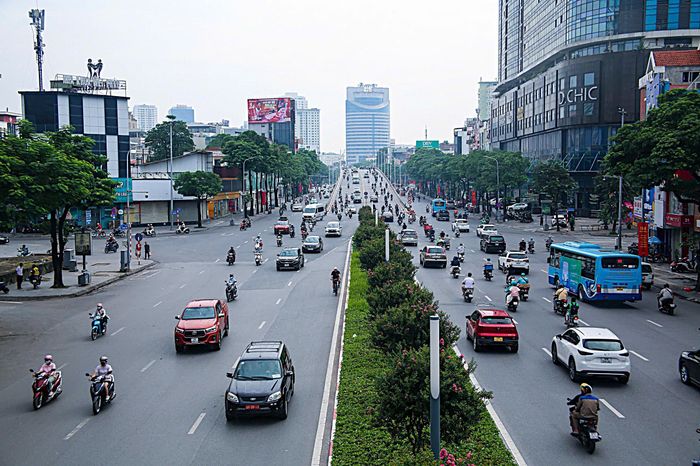 Cửa ngõ Hà Nội sáng 29/8 có thời điểm đông phương tiện, song chưa xuất hiện ùn tắc kéo dài trong ngày đầu nghỉ lễ Quốc khánh 2/9. (Ảnh Thành Long)