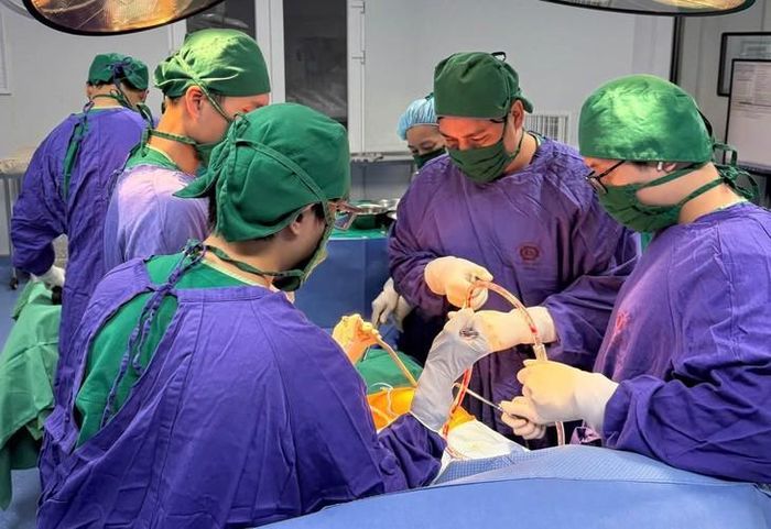 Các bác sĩ phẫu thuật cho bệnh nhân. Ảnh: BVCC