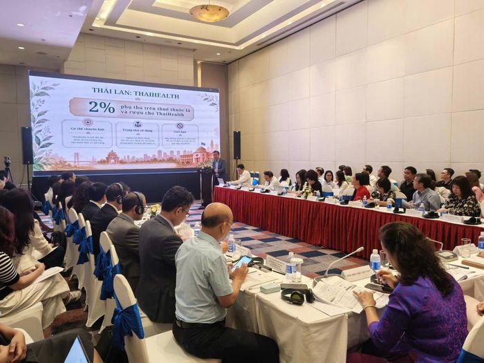 Chuyên gia chia sẻ về mô hình tăng nguồn lực cho chăm sóc sức khoẻ từ nguồn thu của thuế thuốc lá và rượu bia. Ảnh: Thái Bình