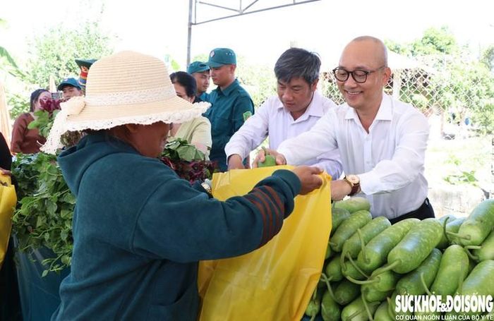 Ông Nguyễn Quốc Bảo, Bí thư Đảng ủy phường Ba Ngòi, tận tay trao những thực phẩm sạch cho người dân. Ảnh: Duy Ngọc.
