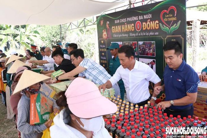Người dân xếp hàng ngay ngắn để nhận quà. Ảnh: Duy Ngọc.
