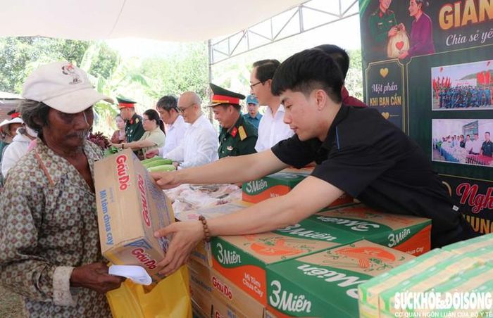 Mạnh thường quân trao quà cho bà con. Ảnh: Duy Ngọc.
