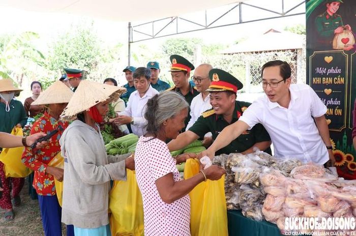Người dân vui vẻ nhận quà. Ảnh: Duy Ngọc.