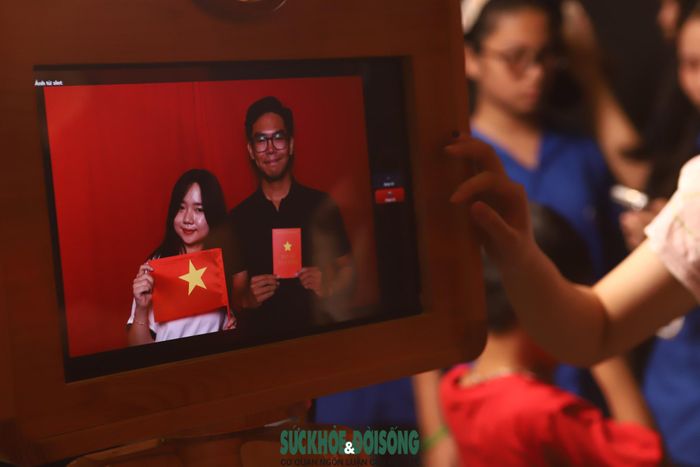 Đại diện Bảo tàng Lịch sử Quân sự Việt Nam cho biết, thời gian tới, đơn vị sẽ tiếp tục triển khai thêm các hoạt động tương tác, trải nghiệm nhằm tạo sự đa dạng cho khách tham quan. Trong đó, hoạt động chụp photobooth đang nhận được sự quan tâm của nhiều người, đặc biệt là các bạn trẻ và gia đình. (Ảnh Thành Long)