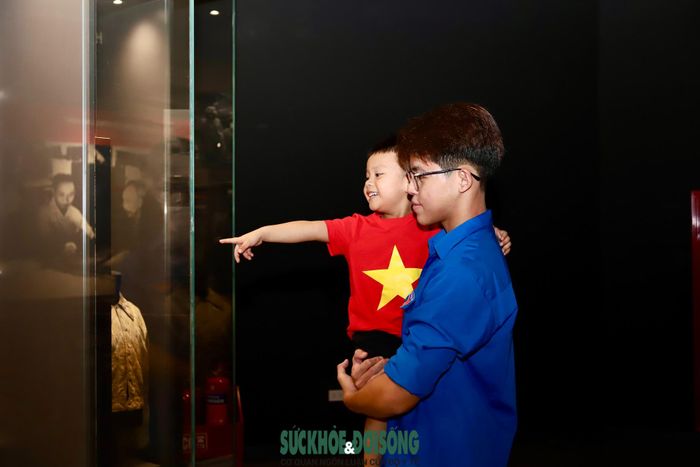 Những hiện vật có kích thước lớn như xe tăng, máy bay, pháo và nhiều phương tiện quân sự thu hút sự chú ý của các bạn trẻ. Không ít người dành thời gian đọc thông tin giới thiệu, tìm hiểu nguồn gốc và chụp ảnh lưu niệm. (Ảnh Thành Long)
