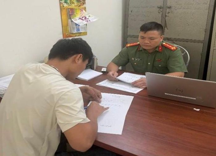 Công an xã Thượng Phúc làm việc với công dân Đ.B.S. Ảnh: Công an TP Hà Nội