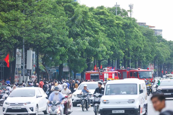 Khoảng 15h ngày 29/8, lửa bất ngờ bùng lên tại một xưởng sửa chữa ôtô trên đường Lê Quang Đạo, lực lượng chức năng huy động nhiều xe chữa cháy đến hiện trường. (Ảnh PA)