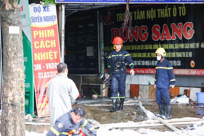 Các lực lượng chức năng nỗ lực khống chế, kiểm soát đám cháy, ngăn ngọn lửa lan sang khu vực lân cận. (Ảnh PA)