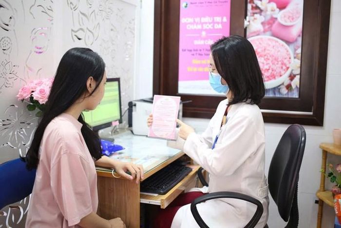 Bác sĩ Bệnh viện Y học cổ truyền TPHCM đang tư vấn làm đẹp da cho một cô gái - Ảnh: Bác sĩ cung cấp