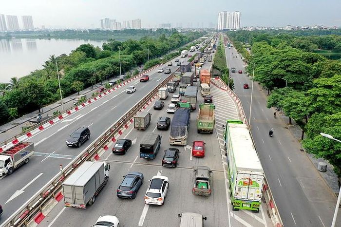 Lưu lượng phương tiện tăng tại nhiều tuyến trọng điểm trong ngày đầu nghỉ lễ, kéo theo những diễn biến đáng chú ý về trật tự an toàn giao thông. (Ảnh Thành Long)