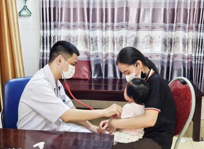 Người dân cần chủ động đưa trẻ đi thăm khám khi xuất hiện các triệu chứng bất thường về sức khỏe. Ảnh: Nhật Thắng.