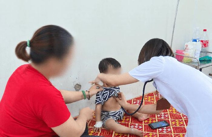 Trẻ mắc tay chân miệng điều trị tại các cơ sở y tế. Ảnh: Thu Hòa.