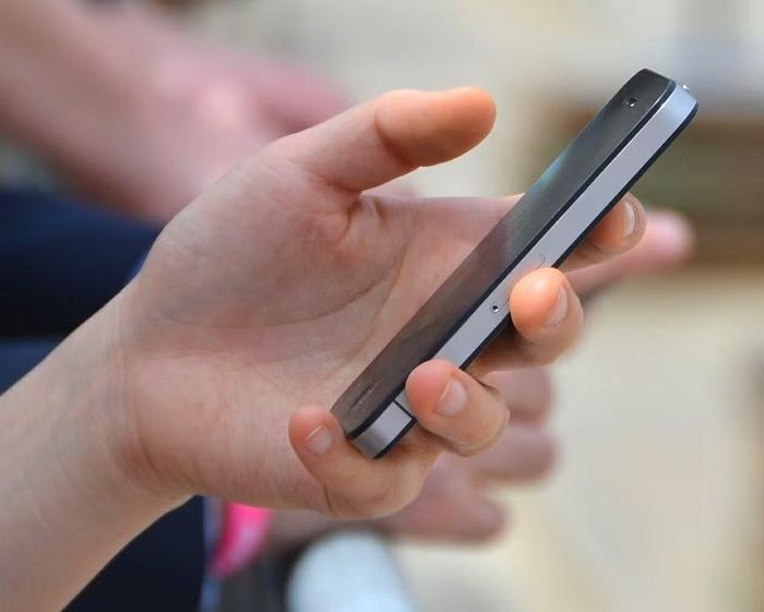 Tình trạng này dễ xảy ra với bất kỳ ai nếu sử dụng smartphone lâu dài, nhất là khi có tư thế gây áp lực lên ngón út.