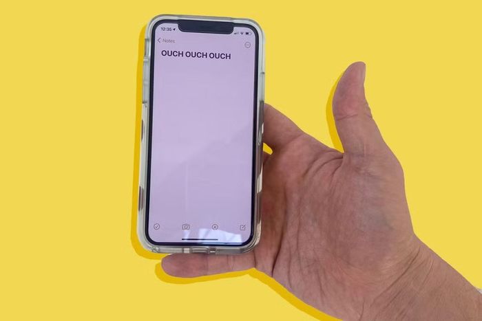 Cầm nắm thiết bị không đúng cách có thể gây nên nhiều hệ lụy lâu dài.