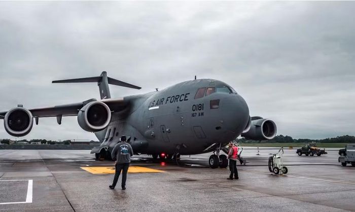 Các trang theo dõi hàng không quân sự xác định đây là máy bay vận tải quân sự C-17 Globemaster III mang số hiệu khung thân 07-7181 và mã Mode-S AE20C2.
