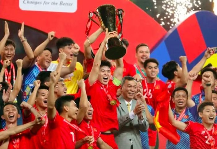 Đội trưởng Duy Mạnh khi cùng tuyển Việt Nam nâng cao cúp vô địch ASEAN Cup 2024