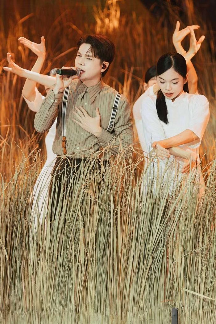Hoàng Tôn trong ca khúc "Xuân thì" của Liên minh 2