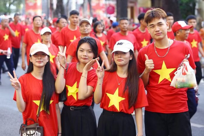 Sau những bước chân rèn luyện sức khỏe, các thành viên tranh thủ ghi lại khoảnh khắc đáng nhớ bên đồng đội và bạn bè