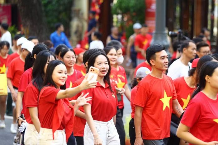 Trong sắc áo cờ đỏ sao vàng, mỗi người tham gia trở thành một mắt xích kết nối cộng đồng trong hành trình vì Việt Nam vững bền