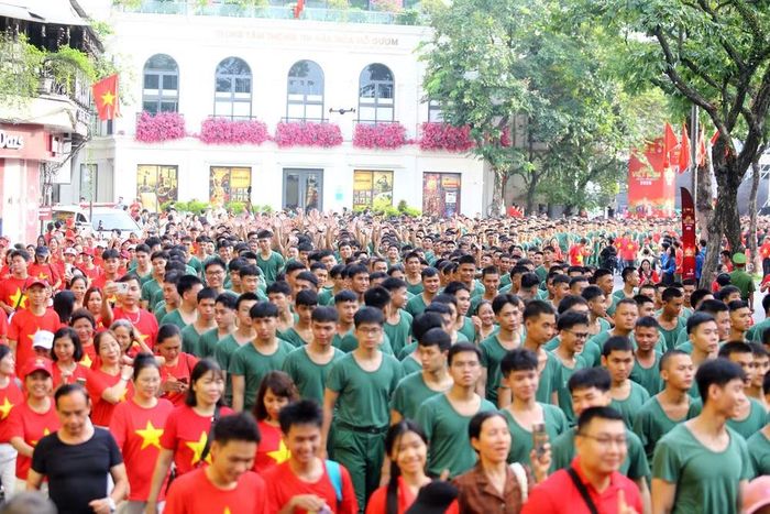 Đông đảo cán bộ, chiến sĩ Công an, Quân đội cùng người dân tham gia “Cùng Việt Nam tiến bước 2026”, tạo nên hình ảnh đoàn kết, gắn bó giữa lực lượng vũ trang và Nhân dân