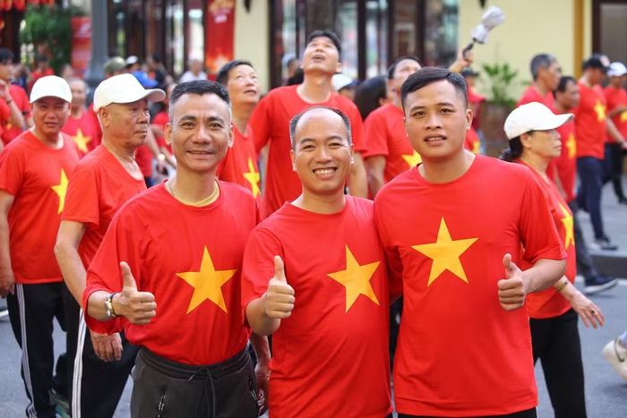 Niềm vui hiện rõ trên gương mặt những người tham gia khi cùng nhau tạo dáng, chụp ảnh lưu niệm trong không khí sôi động của sự kiện