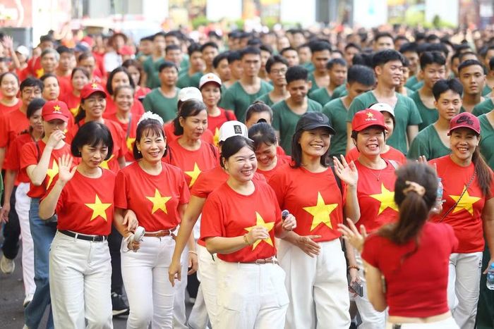 Người dân đủ mọi lứa tuổi cùng khoác lên mình màu áo cờ đỏ sao vàng, hòa chung nhịp bước vì sức khỏe cộng đồng