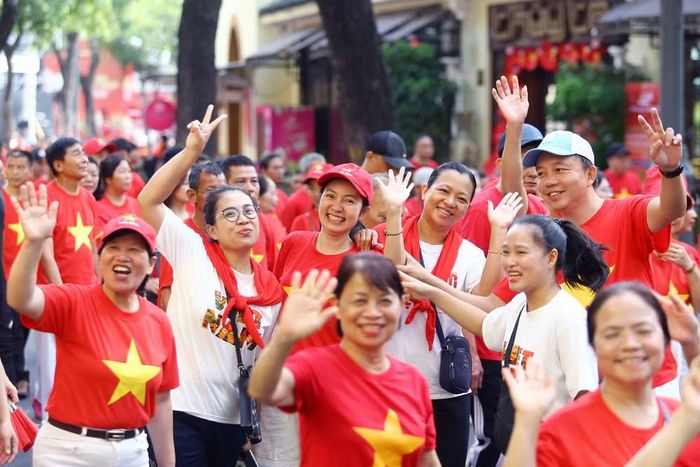 Một khoảnh khắc vui tươi khi các thành viên cùng tạo dáng trước ống kính, lưu giữ kỷ niệm về hành trình đặc biệt sáng 30/8
