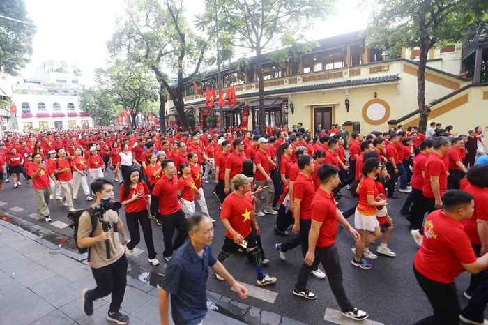 Sắc đỏ của những chiếc áo cờ đỏ sao vàng tạo nên không khí rực rỡ trên các tuyến đường nơi diễn ra chương trình