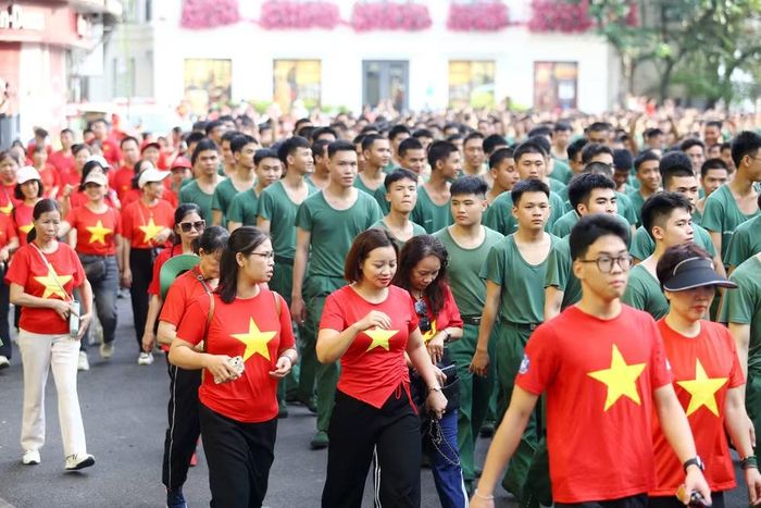 Trong sắc đỏ cờ Tổ quốc, cán bộ, chiến sĩ Công an cùng người dân hòa chung nhịp bước, lan tỏa tinh thần rèn luyện sức khỏe vì cộng đồng