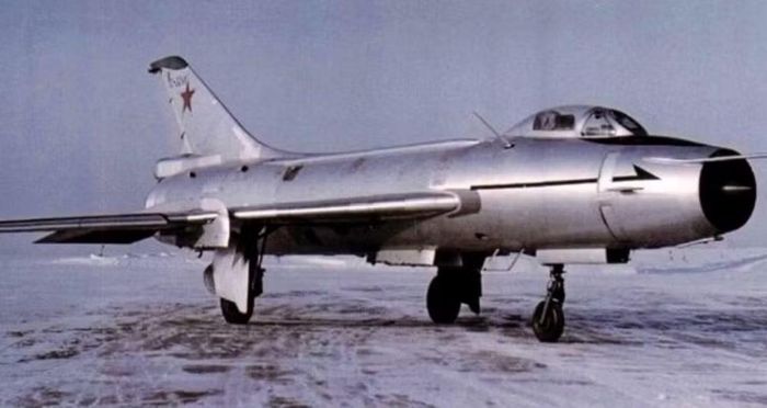 Những năm 1950, Liên Xô bước vào giai đoạn phát triển nhanh của hàng không quân sự. Sự xuất hiện của động cơ phản lực mạnh hơn mở ra khả năng đưa máy bay chiến đấu tới tốc độ và độ cao mà các thế hệ trước khó đạt được.