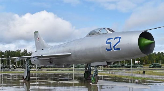 Su-7 ban đầu được phát triển với vai trò tiêm kích. Tuy nhiên, quá trình sử dụng đã cho thấy thiết kế này có thể thích hợp với nhiệm vụ tấn công mặt đất.