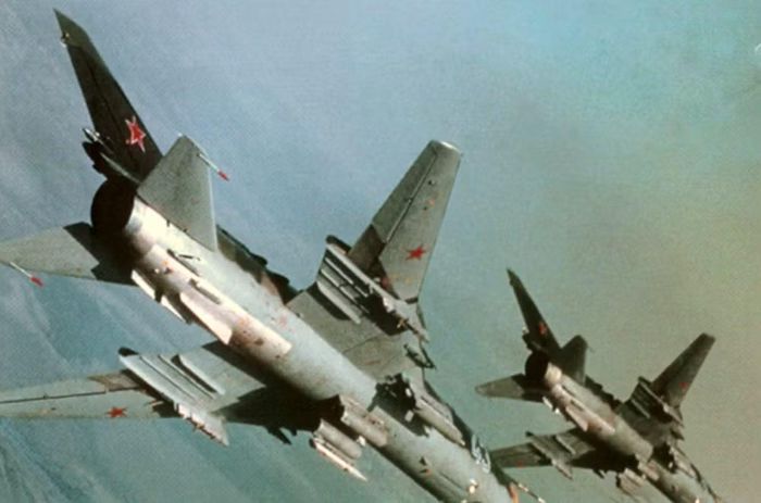 Với động cơ phản lực Lyulka AL-7F-1, máy bay đạt tốc độ tối đa Mach 2.100 km/h ở độ cao lớn. Trần bay của Su-7 đạt 17.000 mét.