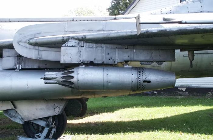 Từ đây, Sukhoi tiếp tục phát triển hướng thiết kế cường kích, dẫn tới sự ra đời của Su-7B và các biến thể chuyên thực hiện nhiệm vụ không đối đất.
