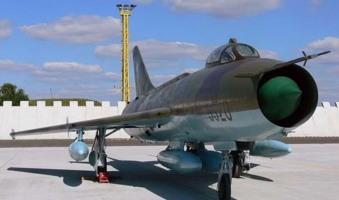 Trong bối cảnh đó, phòng thiết kế Sukhoi phát triển máy bay tiêm kích Su-7, một trong những thiết kế phản ánh rõ xu hướng ưu tiên tốc độ của thời kỳ này.