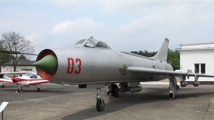 Máy bay cường kích Su-7B được trang bị 2 pháo NR-30 30 mm và có khả năng mang vũ khí đối đất dưới các giá treo.