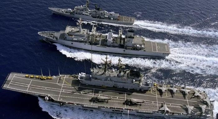 Sàn đáp dài 174 mét, tích hợp đường dốc nghiêng 4 độ, phù hợp với hoạt động của máy bay cất cánh đường băng ngắn và hạ cánh thẳng đứng.