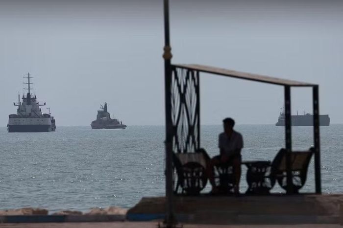 Tàu thuyền trên eo biển Hormuz gần bãi biển Bandar Abbas, Iran