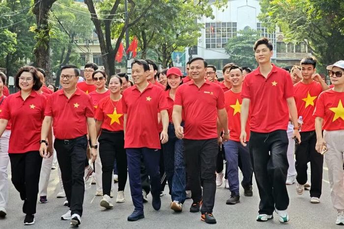 Đại tướng Lương Tam Quang, Uỷ viên Bộ Chính trị, Bộ trưởng Bộ Công an cùng đồng chí Lê Quốc Minh, Uỷ viên Trung ương Đảng, Tổng Biên tập Báo Nhân dân và Đại tá Nguyễn Tiến Đạt, Phó Giám đốc CATP Hà Nội đi bộ bên hồ Gươm