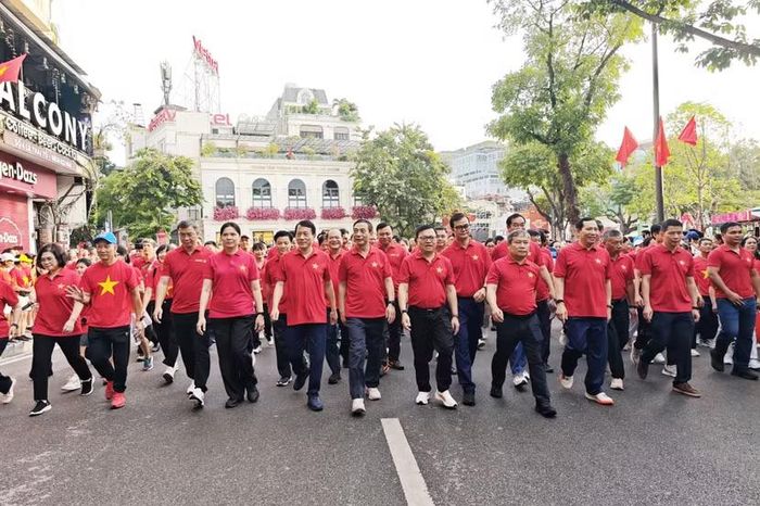 Các đồng chí lãnh đạo cùng sải bước bên hồ Gươm “Cùng Việt Nam tiến bước” 2026