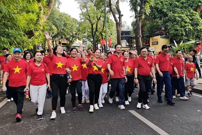 Đại tướng Phan Văn Giang, Phó Thủ tướng, Bộ trưởng Bộ Quốc phòng cùng các đồng chí lãnh đạo, người dân cùng đi bộ bên hồ Gươm