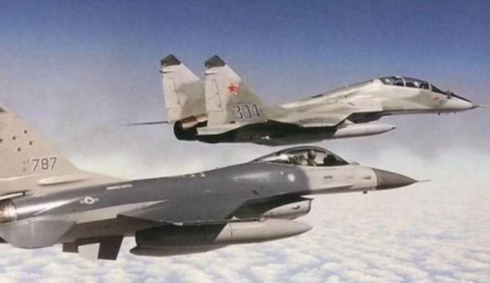 Tiêm kích MiG-29 sử dụng 2 động cơ turbofan RD-33, có lực đẩy lớn so với kích thước máy bay. Thiết kế cánh và thân tạo ra lực nâng đáng kể khi máy bay thực hiện các thao tác ở góc tấn cao.