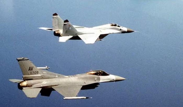 Trong khi đó, tiêm kích F-16 sử dụng 1 động cơ nhưng có thiết kế khí động học đặc biệt. Máy bay được trang bị hệ thống điều khiển bay điện tử và có cánh dạng delta cụt kết hợp cánh ngang phía trước.
