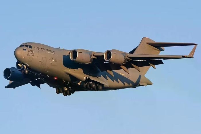 Xét cho cùng, C-17 thuộc lớp máy bay vận tải quân sự chiến lược, nó có trọng lượng cất cánh tối đa 265 tấn, trong đó trọng tải hàng hóa có thể lên tới 77,5 tấn. Với tải trọng 75 tấn, nó có thể bay được khoảng 4.400 km mà không cần tiếp nhiên liệu trên không.